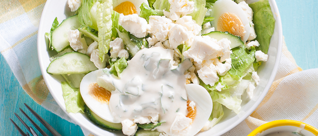 Gemischter Salat mit Joghurtsauce - My authentic Greek yogurt